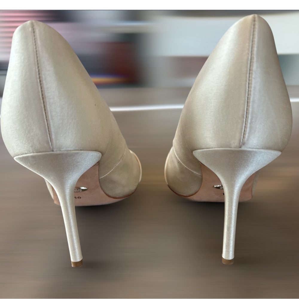 Badgley Mischka Devi Pointed Pump Cream Heels With Crystal Embellishment Size 10 - Picture 6 of 9